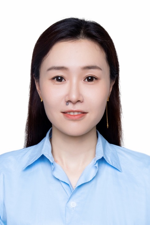 穿蓝色衬衫的小孩描述已自动生成