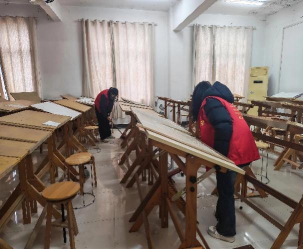 房间里有沙发和椅子AI 生成的内容可能不正确。