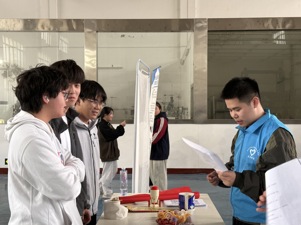 一群人站在厨房里AI 生成的内容可能不正确。